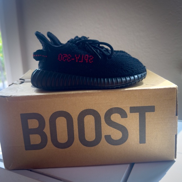 Yeezy Boost 350 V2 Infant/Toddler “Bred” Sneakers – Size 6K – With
